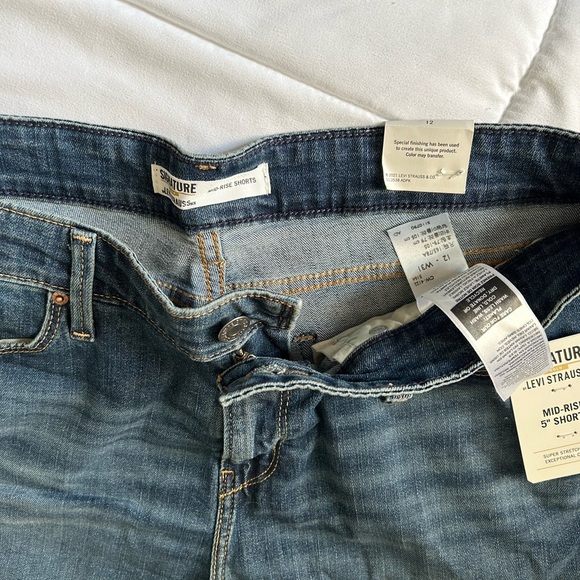 NWT Women’s size 12 Signature Gold by Levi Strauss jean shorts - Picture 2 of 3